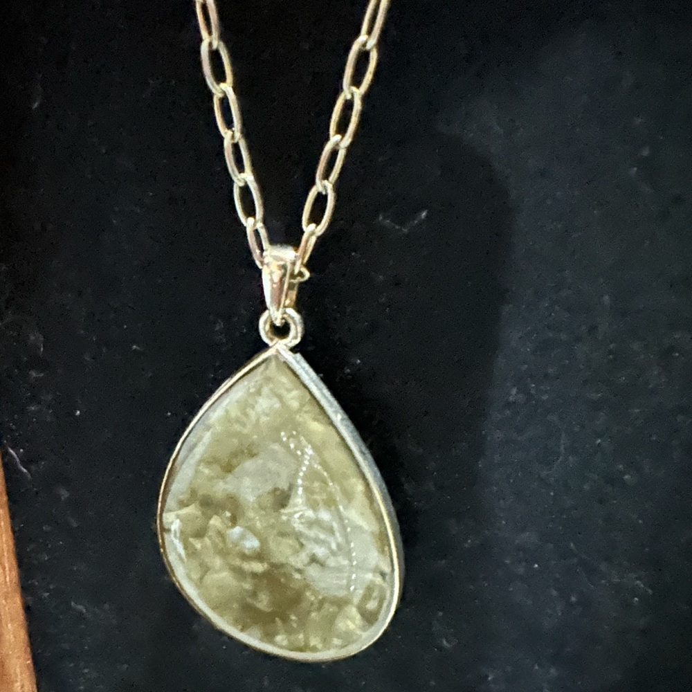 Gold necklace with pendant